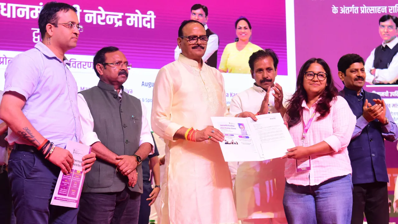 युवाओं को मिला आत्मनिर्भरता का बूस्टर: PM-VBRY के तहत ₹2,400 करोड़ की प्रोत्साहन राशि जारी, लखनऊ में डिप्टी सीएम ने सौंपे जॉइनिंग लेटर