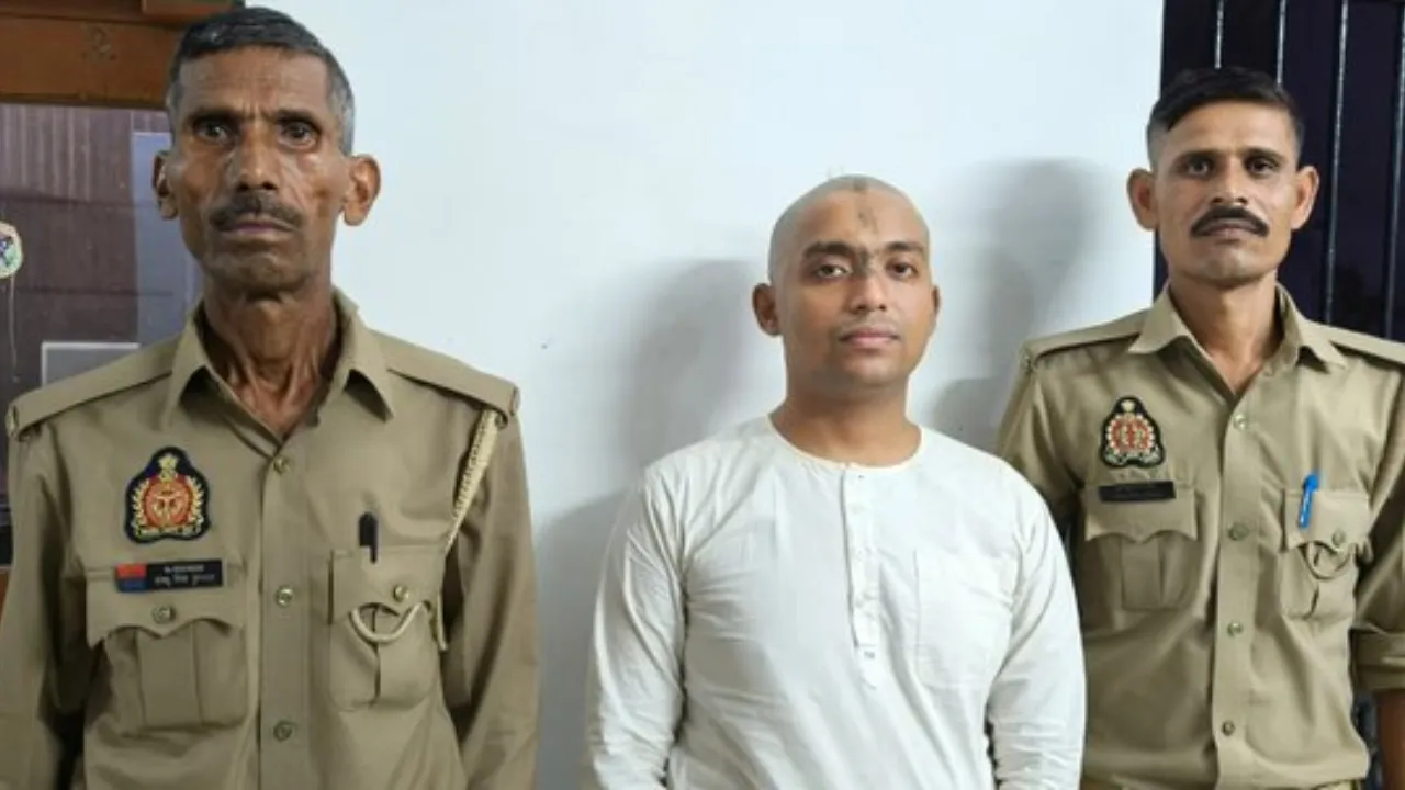 मथुरा में 'IIT पास' ढोंगी बाबा गिरफ्तार: ऑनलाइन प्रवचन की आड़ में युवतियों को बनाता था शिकार; ब्लैकमेल कर ऐंठे पैसों से खड़ा किया 'आश्रम'
