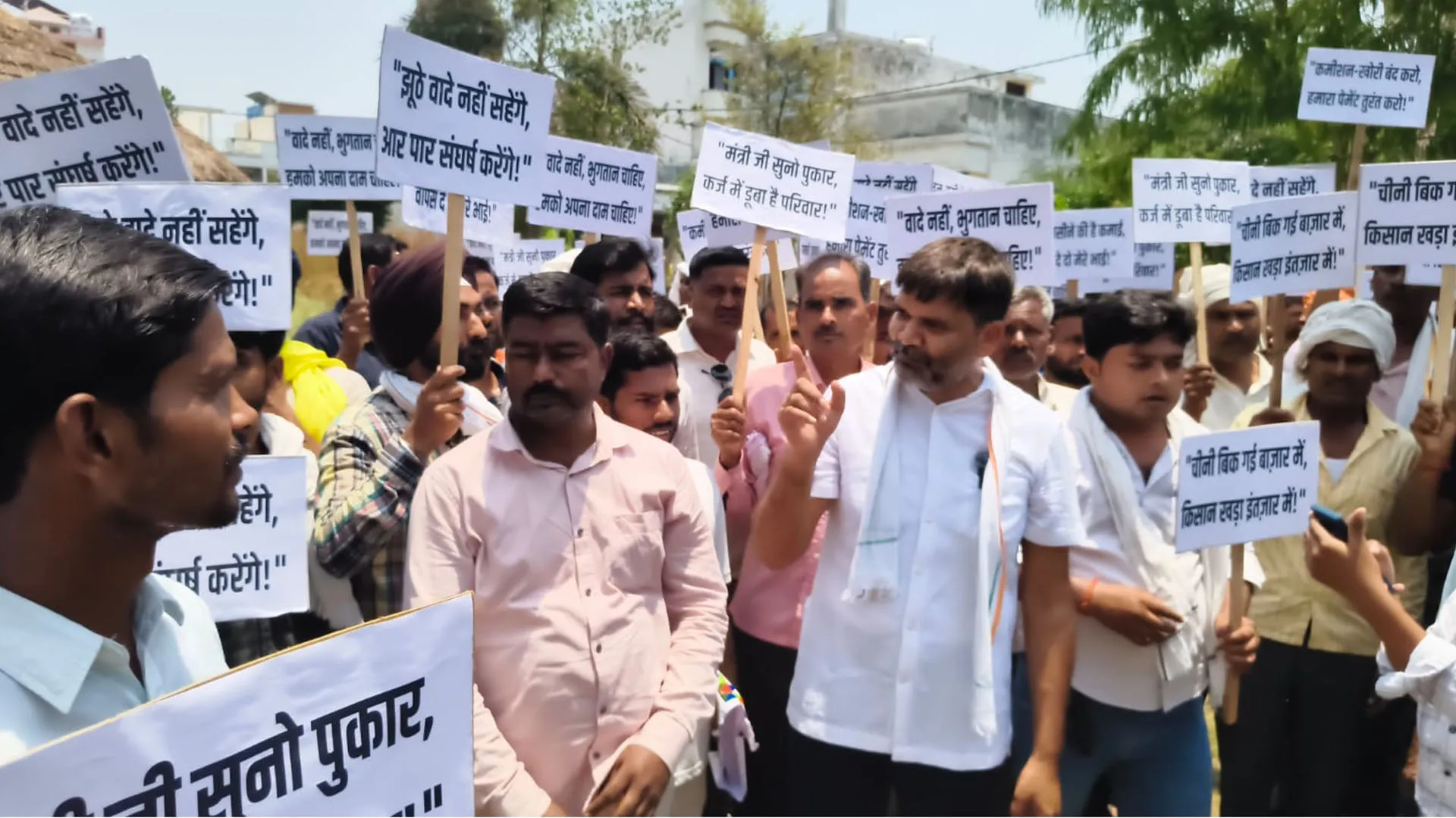 Pilibhit: गन्ना भुगतान और मझोला मिल के मुद्दे पर बिफरे किसान, किया राज्यमंत्री आवास का घेराव