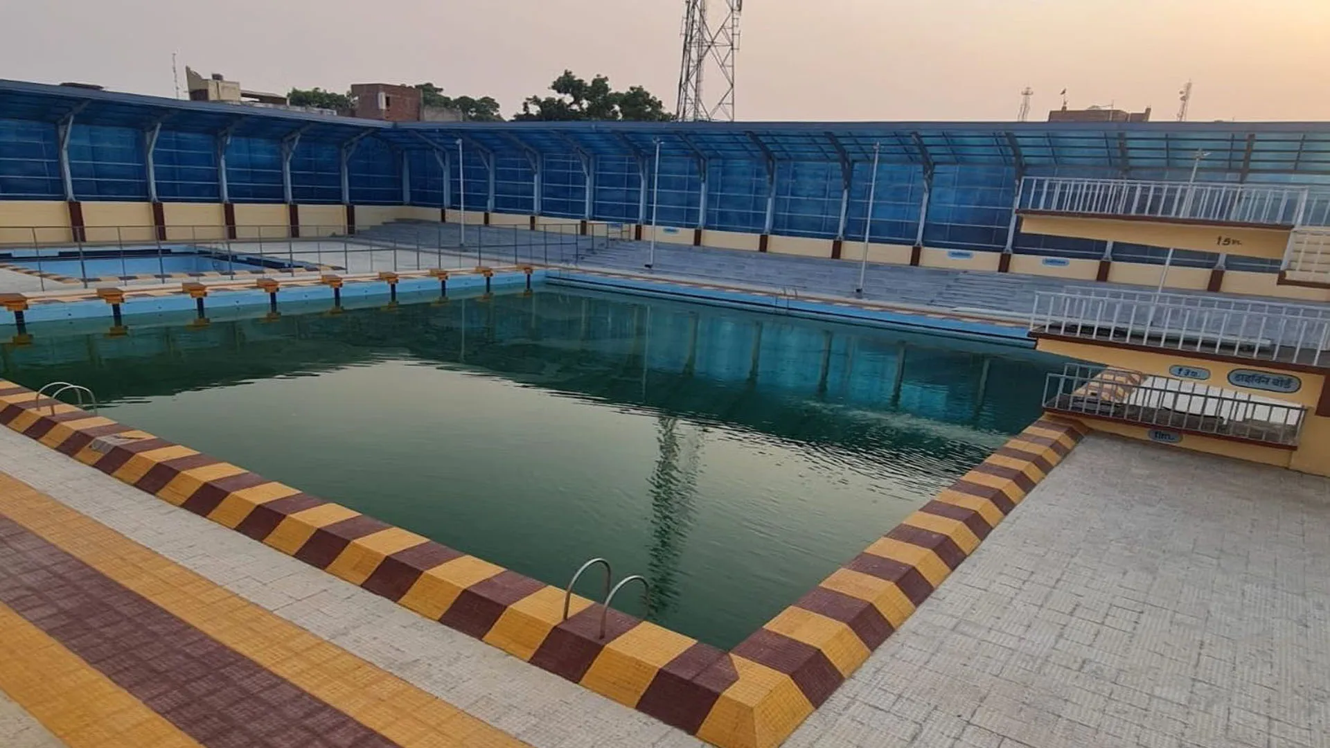 UP News: स्टेडियम में तैराकी सीखने आया मासूम डूबने से बचा, हादसा टला मगर ट्रेनर्स की निगरानी पर सवाल !