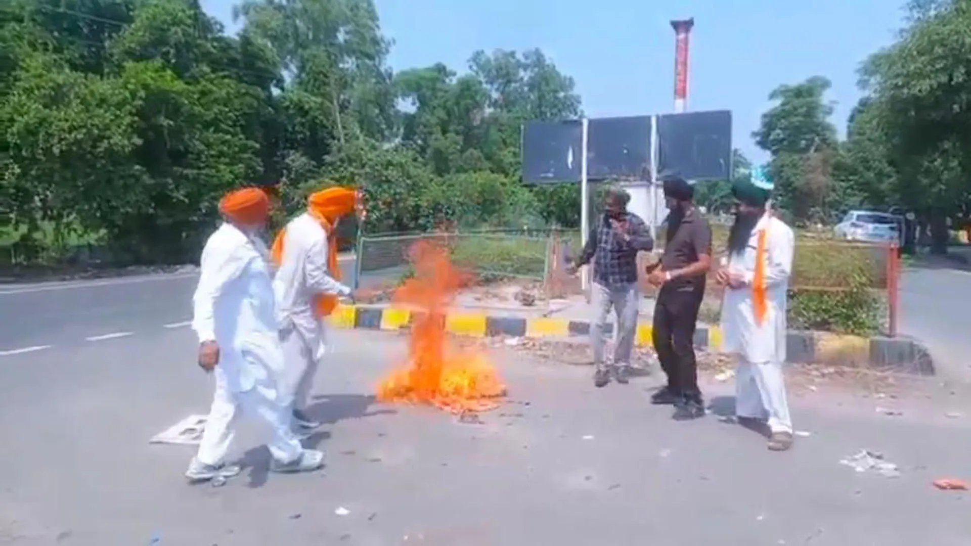 UP News: ट्रेड डील से खफा किसान फूंक रहे ट्रंप का पुतला, पीलीभीत में भाकियू चढूनी नेता नजरबंद 