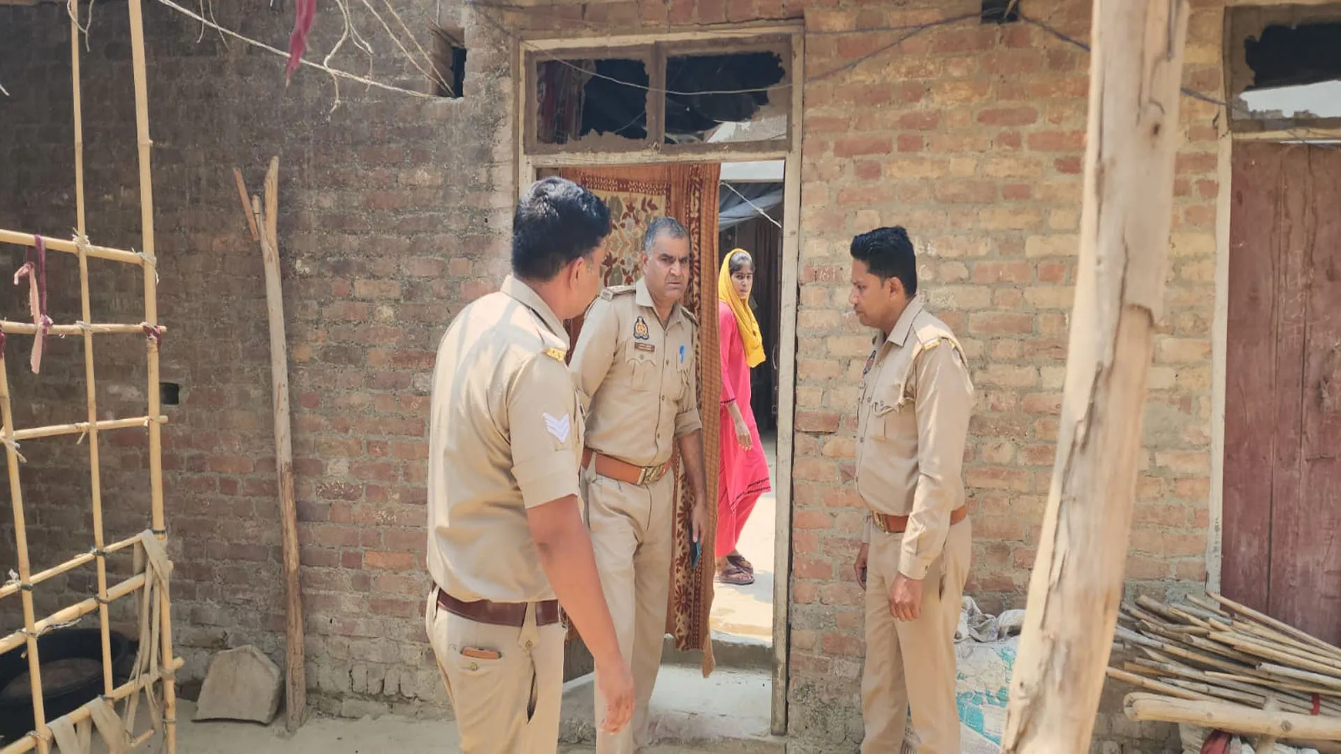 UP News: सैफनी में दिव्यांग दलित किशोरी के साथ दरिंदगी, दूसरे समुदाय के युवक ने घर में घुसकर किया रेप