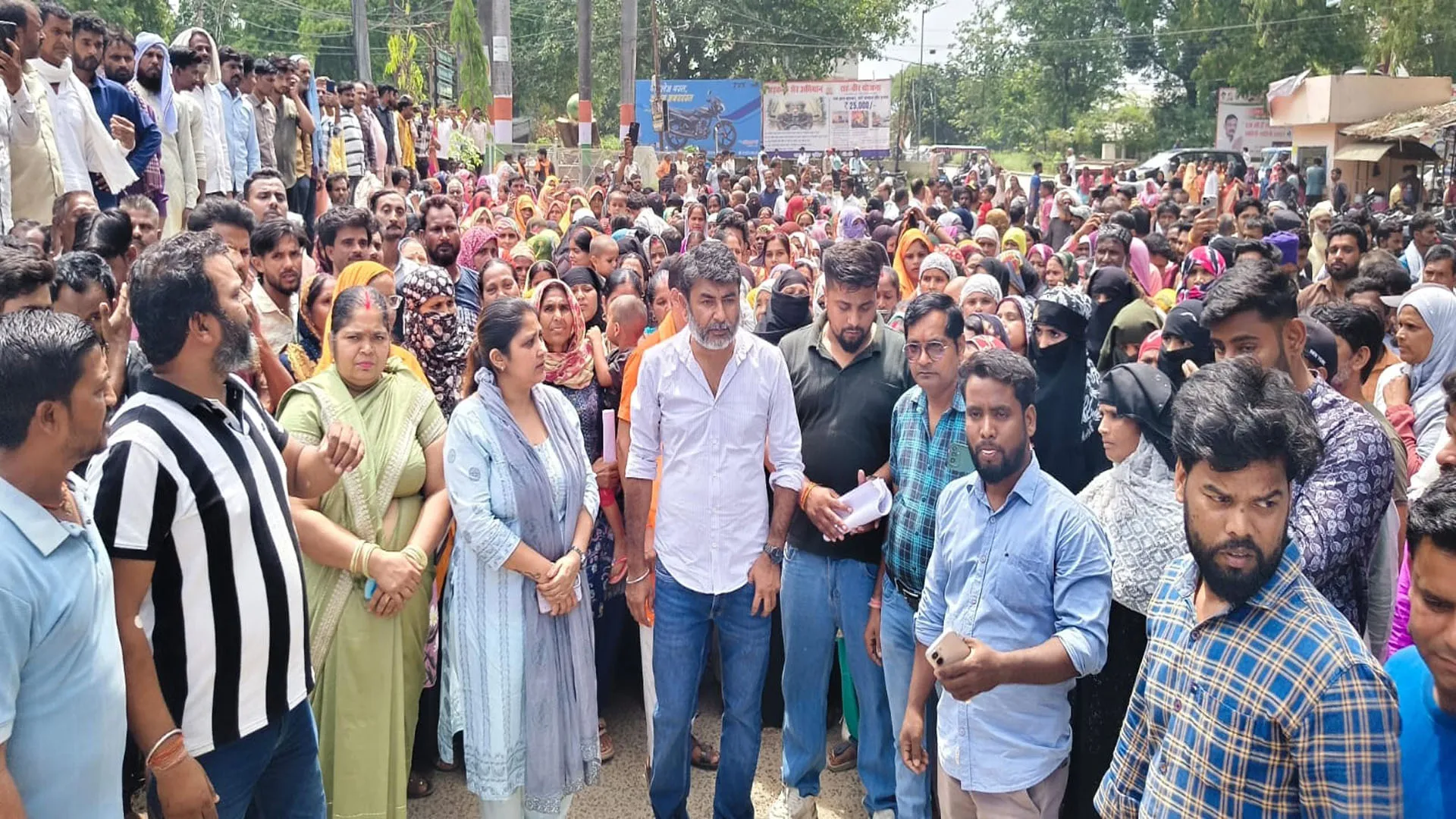 UP News: पीलीभीत के नौगंवा पकड़िया की चेयरमैन का ग्रामीणों संग कलेक्ट्रेट पर हल्ला बोल, जानें पूरा मामला