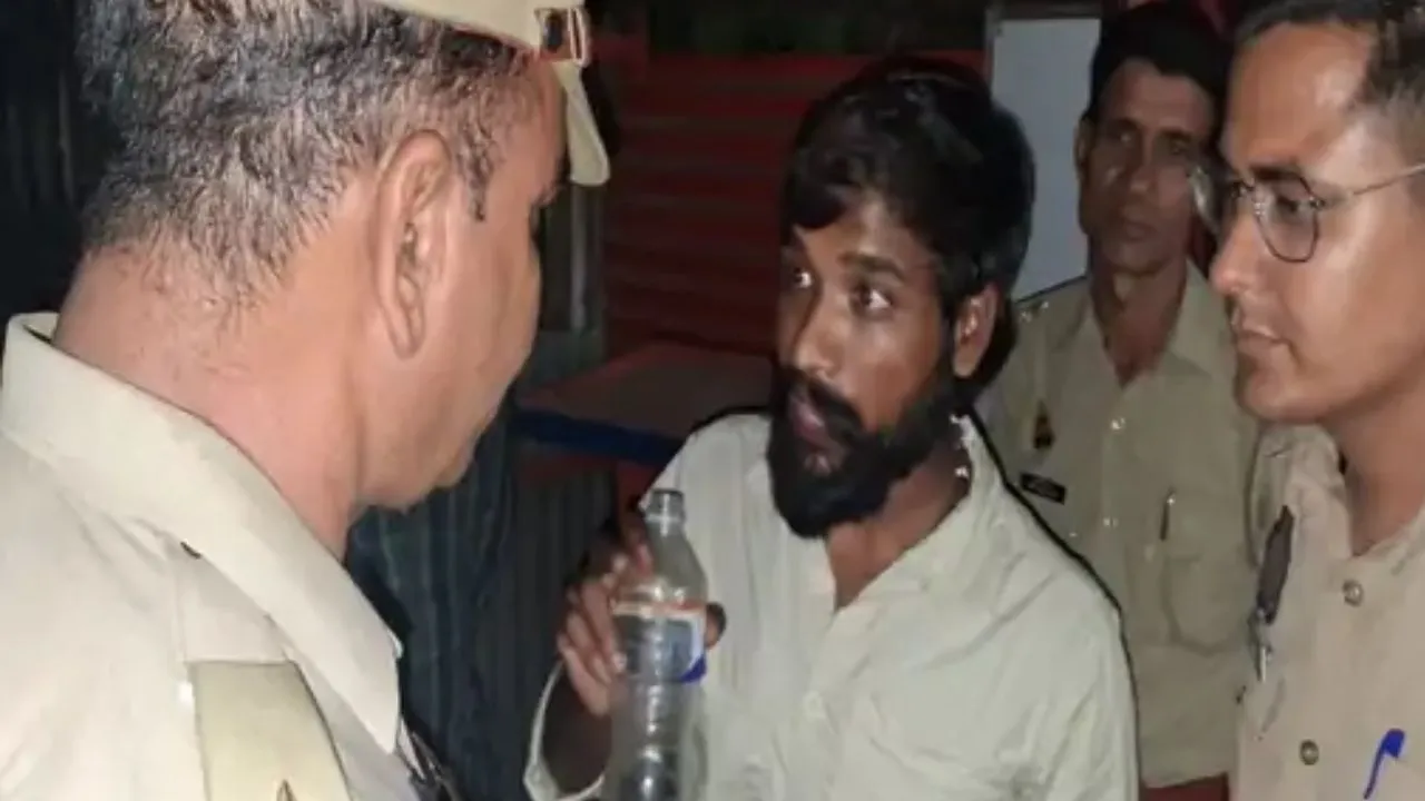 Shahjahanpur News : शाहजहांपुर में बिना अनुमति प्रदर्शन, कृष्णा एकेडमी के अध्यक्ष को थाने ले गयी पुलिस 