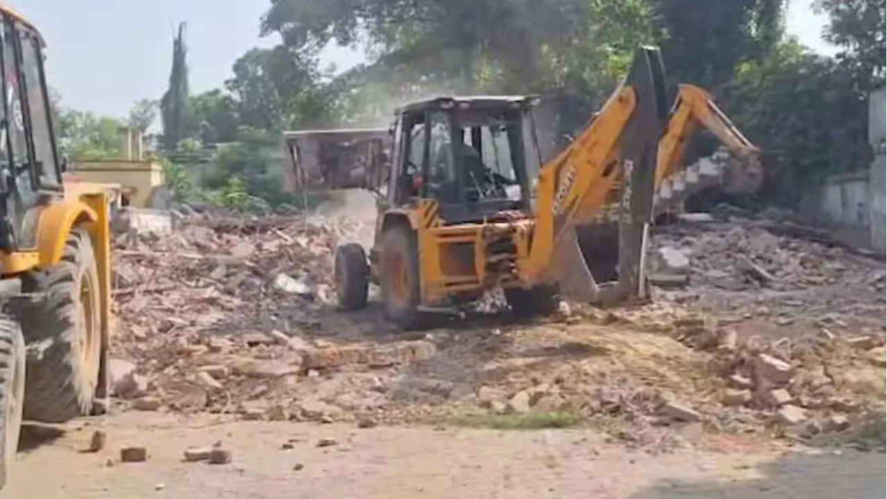 सीतापुर में सपा कार्यालय पर चला बुलडोजर, प्रशासन ने भारी फोर्स लगाकर खाली कराई जमीन 