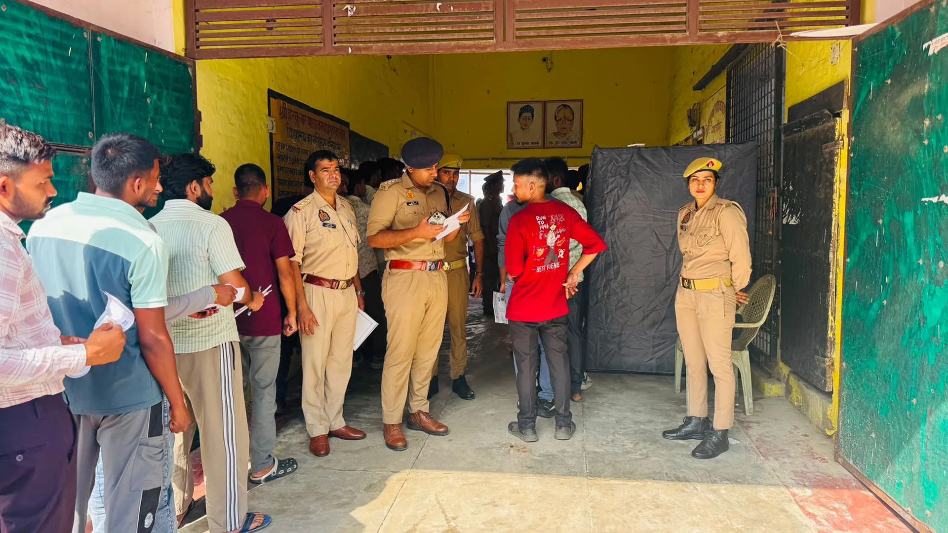 पुलिस भर्ती परीक्षा: शाहजहांपुर में पहली पाली में 991 अभ्यर्थियों ने छोड़ी परीक्षा, सख्त चेकिंग के बाद मिला प्रवेश