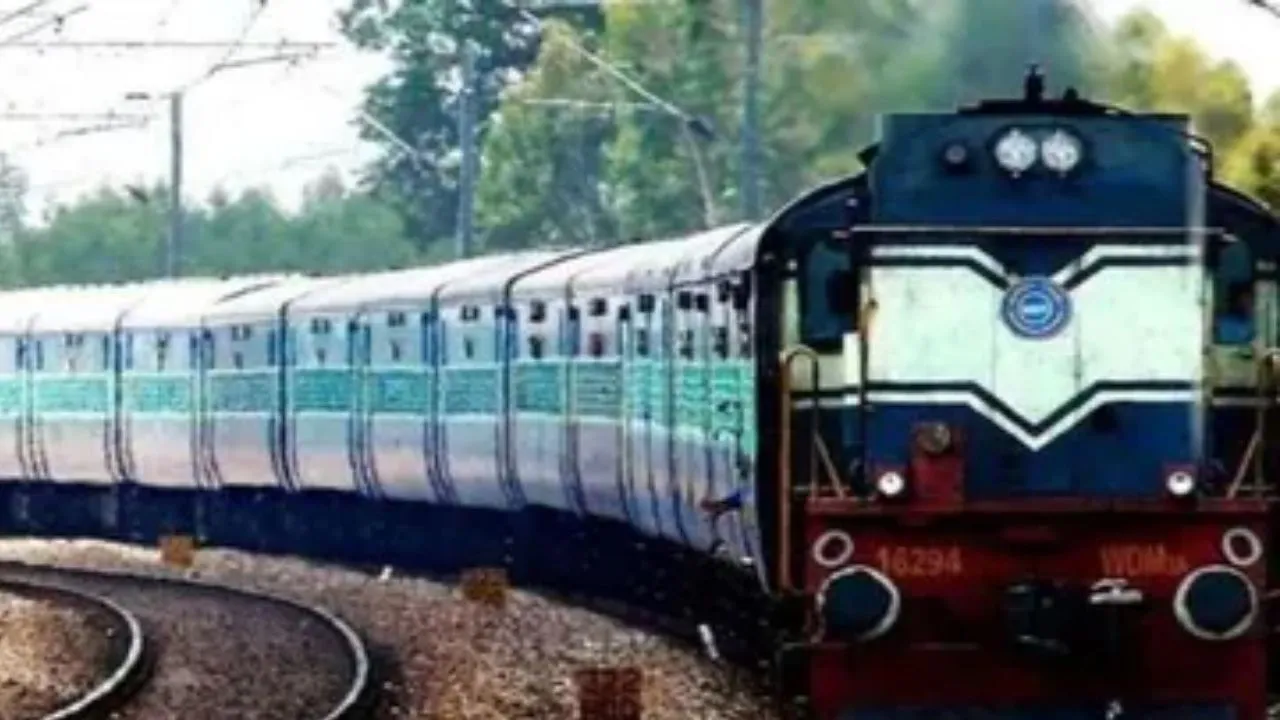  लखनऊ : गर्मियों की छुट्टियों में रेल यात्रियों को बड़ी राहत, राजधानी-महामना और समर स्पेशल सहित 18 ट्रेनों में बढ़ाए गए एसी-स्लीपर डिब्बे