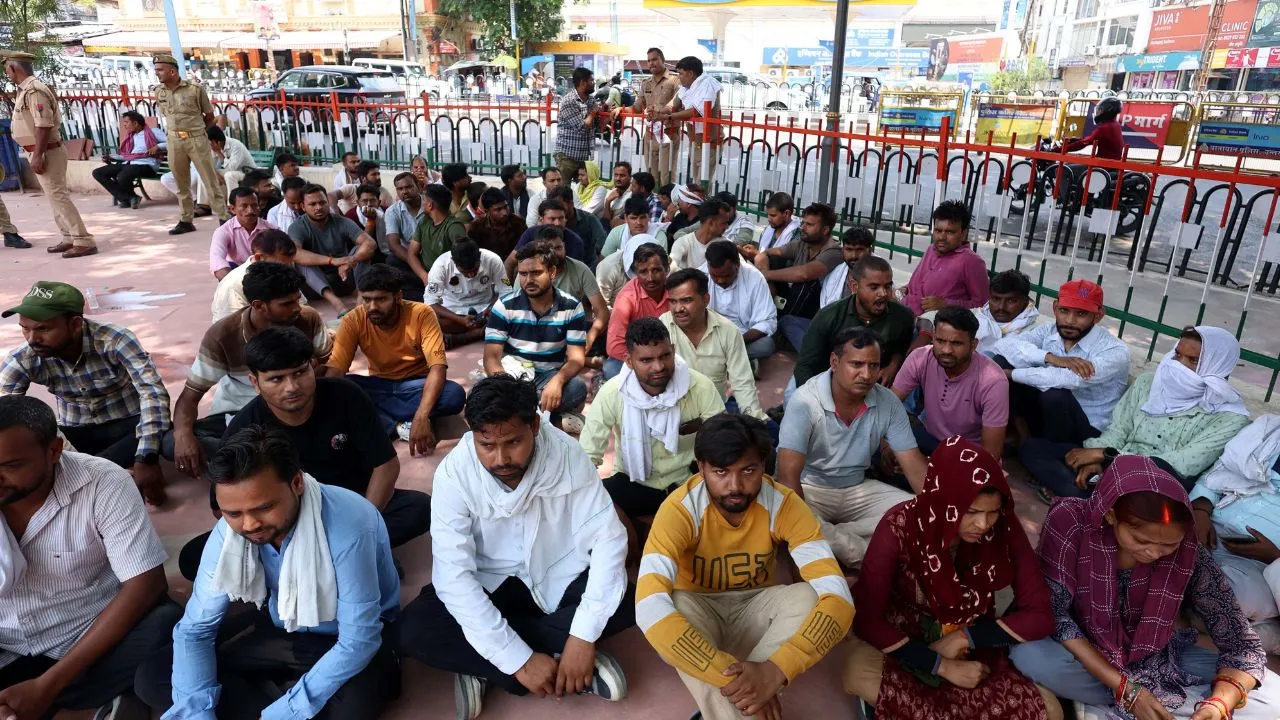 लखनऊ में पब्लिक ट्रांसपोर्ट हड़ताल खत्म, 65 बसें डिपो से निकलीं, आज से सड़कों पर दौड़ेगा पूरा बेड़ा