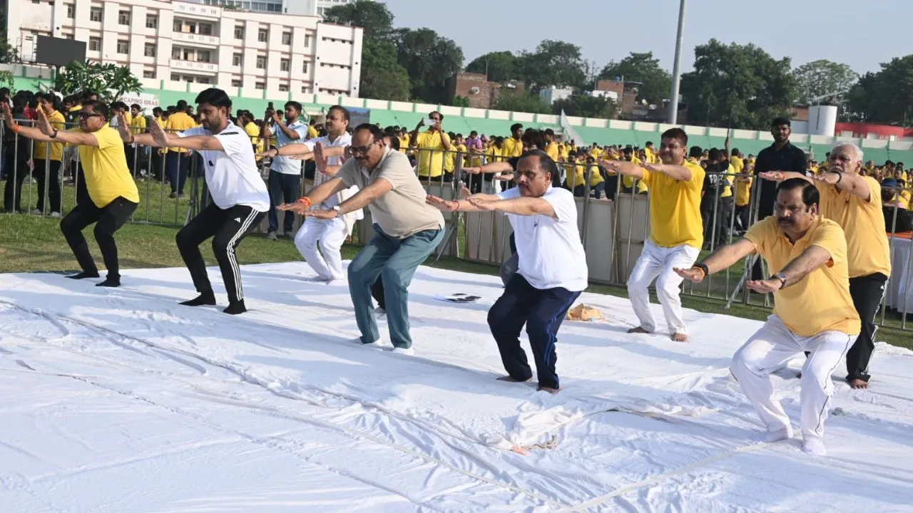  लखनऊ के केडी सिंह स्टेडियम में भव्य योग शिविर का आयोजन, डिप्टी सीएम ब्रजेश पाठक सहित कई दिग्गज हुए शामिल