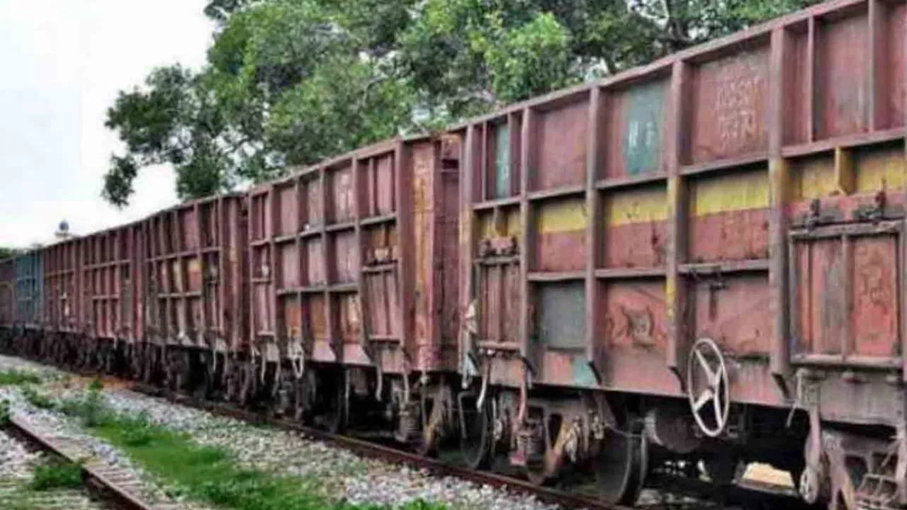  मनकापुर-अयोध्या रेलखंड पर बड़ा हादसा:  मालगाड़ी से टकराया सांड़, बीच ट्रैक पर थमी रही ट्रेन