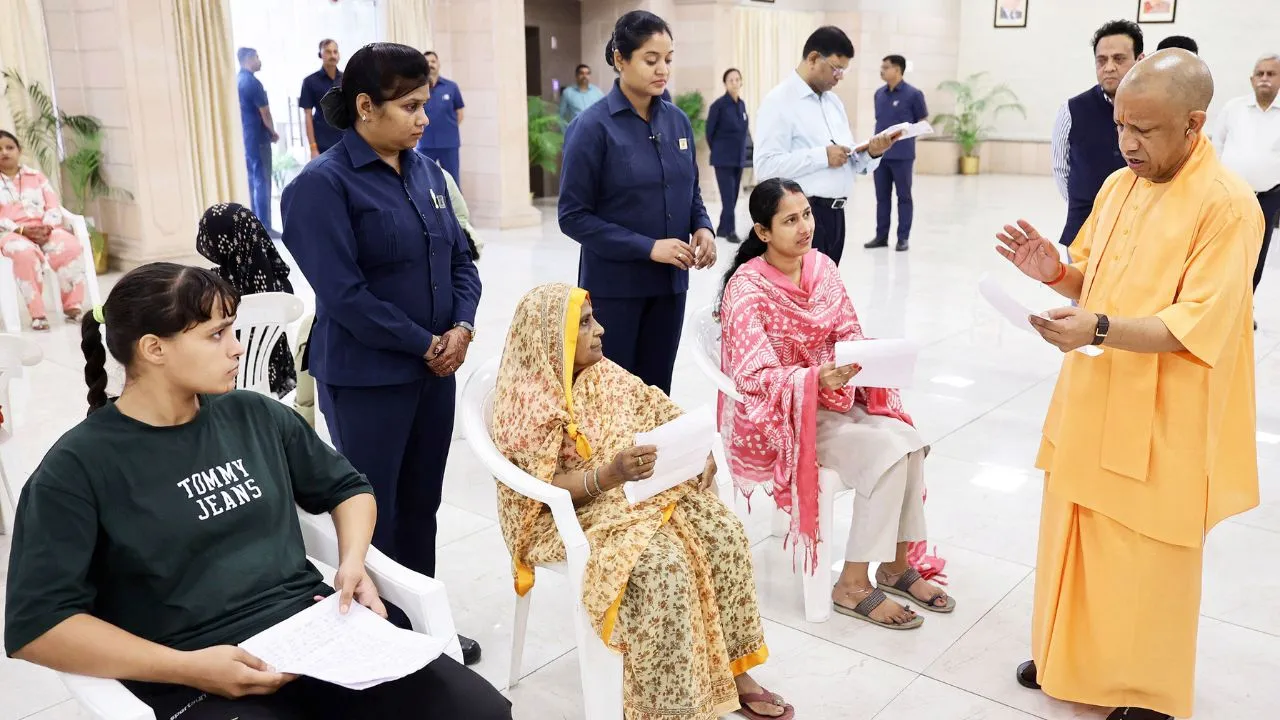जनता दर्शन में सीएम योगी का नया फरमान :  कहा-समय पर करें समस्या का समाधान, 'फाइलें लटकाईं तो नपेंगे अधिकारी...' 