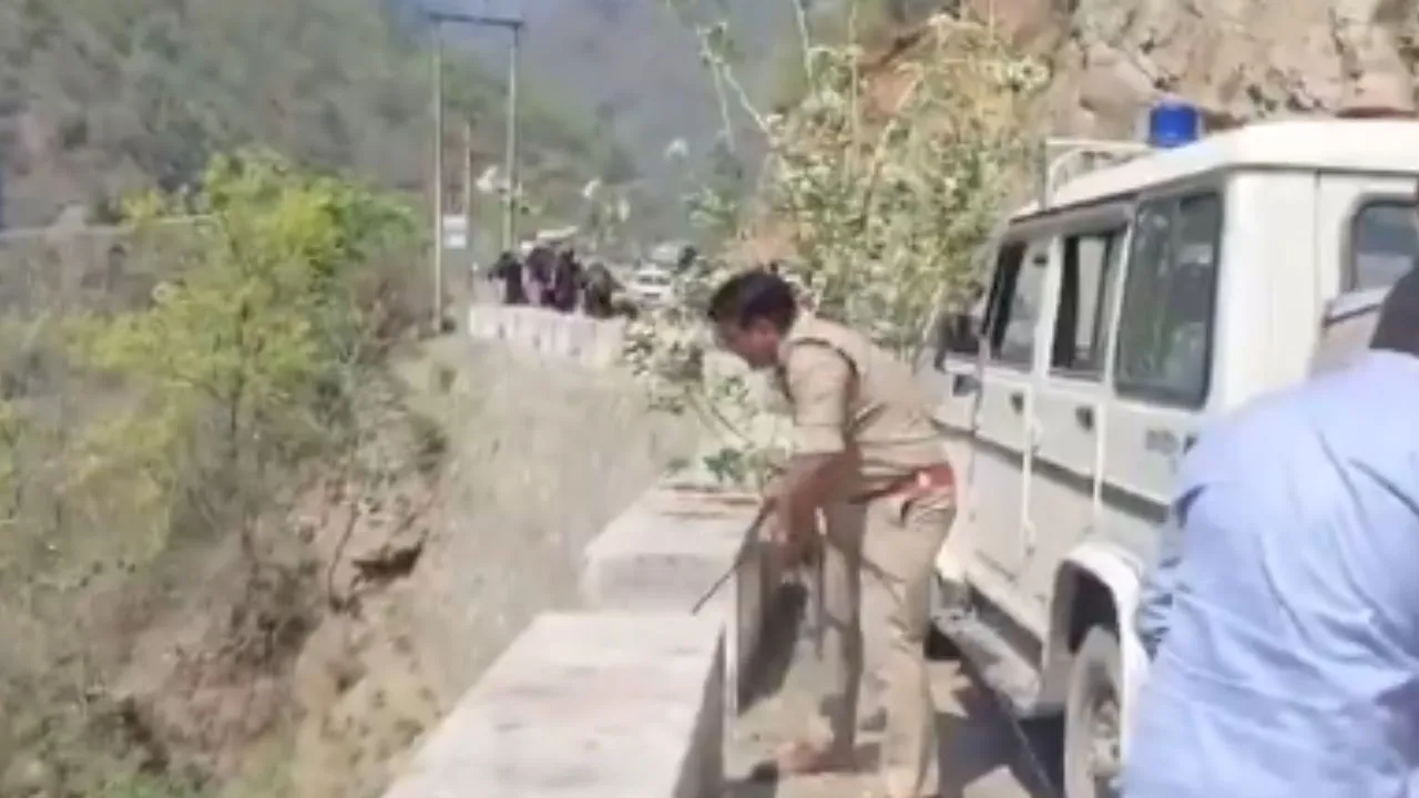  Devprayag Accident : अलकनंदा में गिरी इनोवा, रेस्क्यू में जुटी स्थानीय पुलिस और SDRF