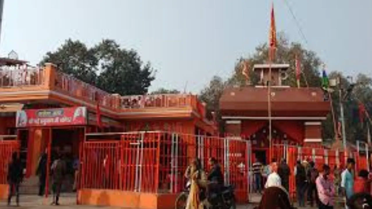 दिव्य श्रृंगार, हजारों की भीड़... प्रयागराज के बड़े हनुमान जी मंदिर में छठे मंगलवार को दिखा अद्भुत नजारा, जयकारों से गूंजा संगम तट