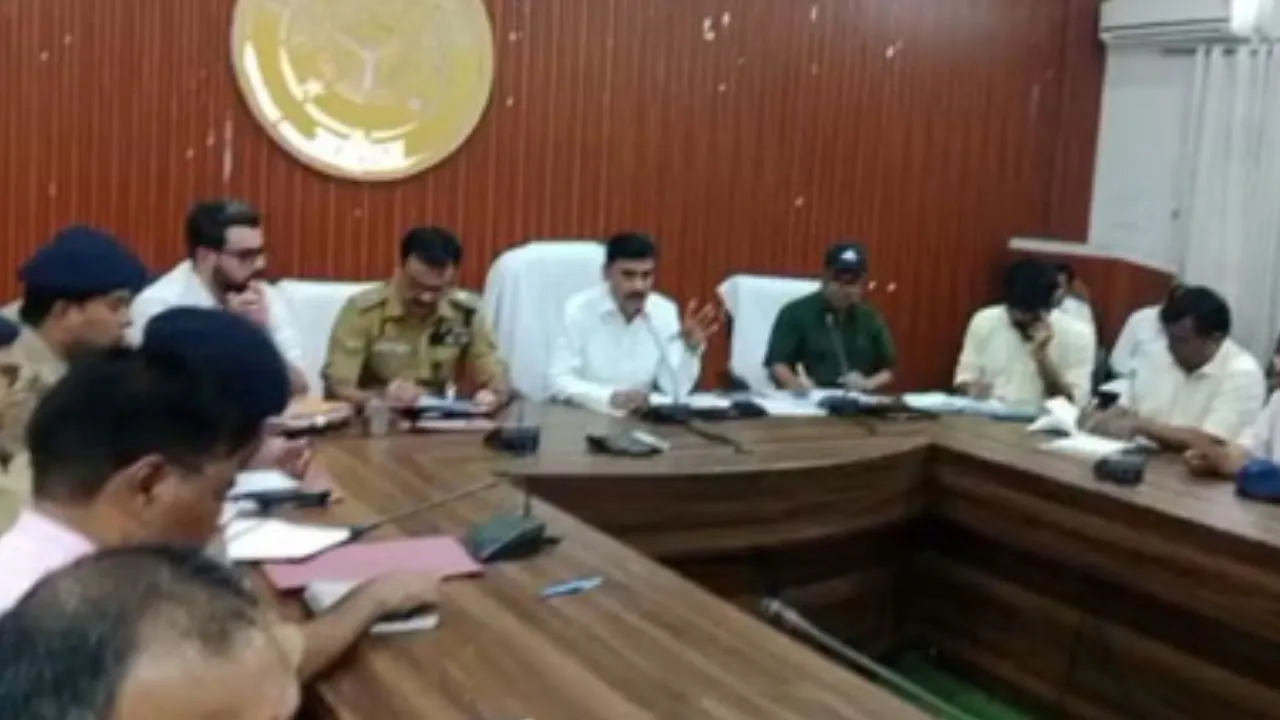  वाराणसी में मुहर्रम पर पुलिस कमिश्नर ने दी सख्त चेतावनी, 'न शुरू करें कोई नई परंपरा, विवाद फैलाया तो होगी कार्यवाई' 