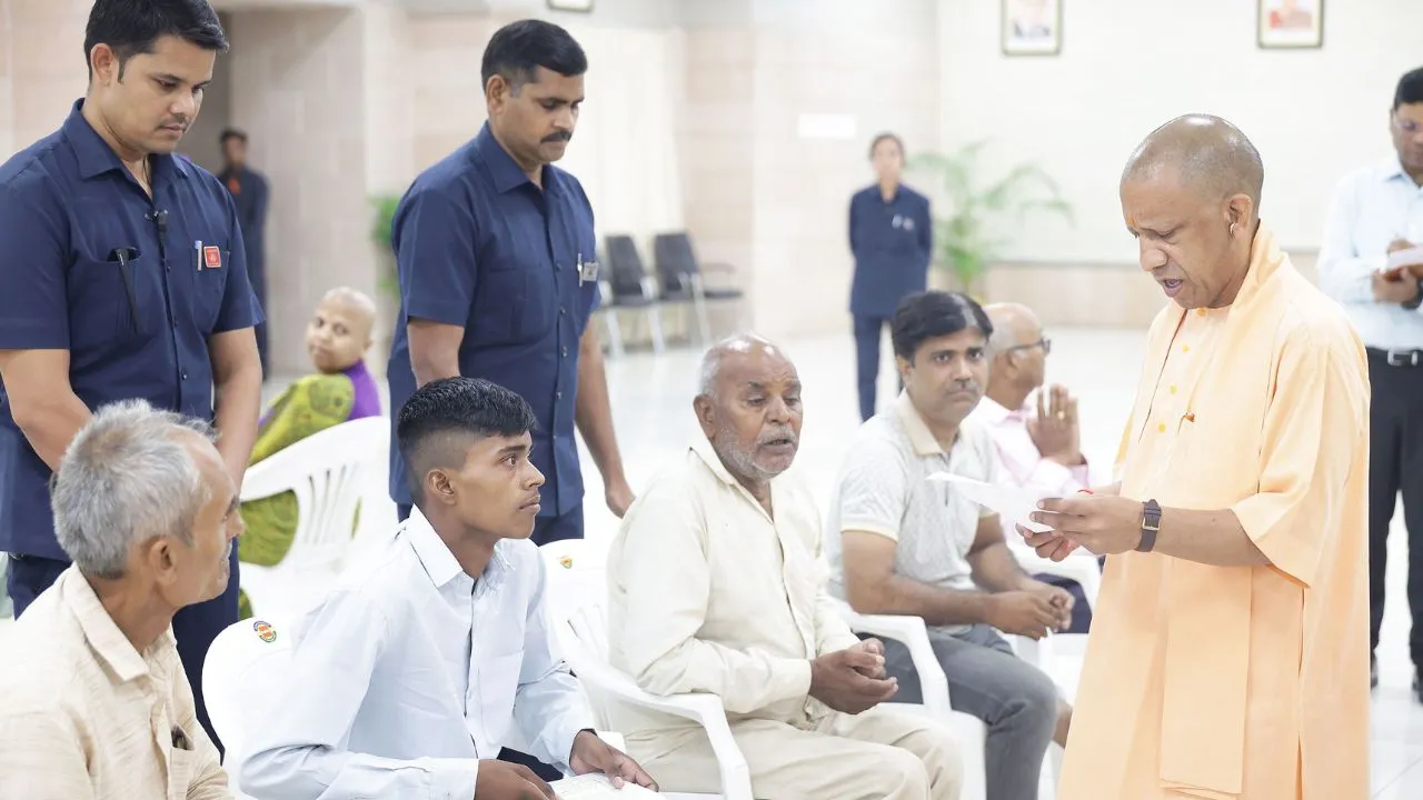  अतिक्रमण बर्दाश्त नहीं, जनता दर्शन में बोले सीएम योगी, मथुरा के बुजुर्ग की शिकायत पर डीएम को मौके पर जाने के निर्देश