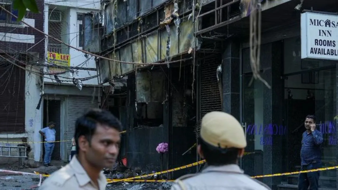 दिल्ली :  मालवीय नगर अग्निकांड के बाद एक्शन में MCD, बिना नक्शे और लाइसेंस के चल रहे रेस्तरां-होटल होंगे सील