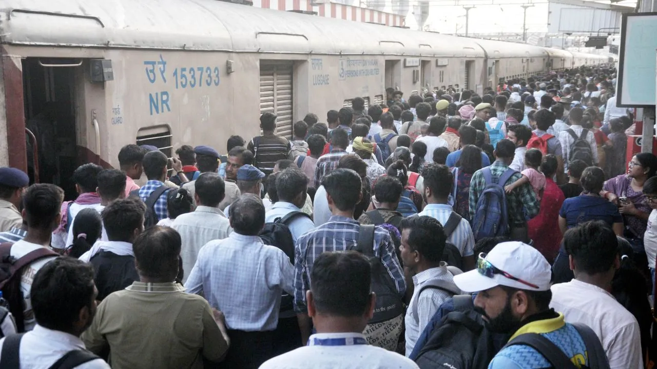  घर जाने की होड़, NEET परीक्षा खत्म होते ही स्टेशनों और बस अड्डों पर अभ्यर्थियों की भीड़, प्रशासन रहा मुस्तैद 
