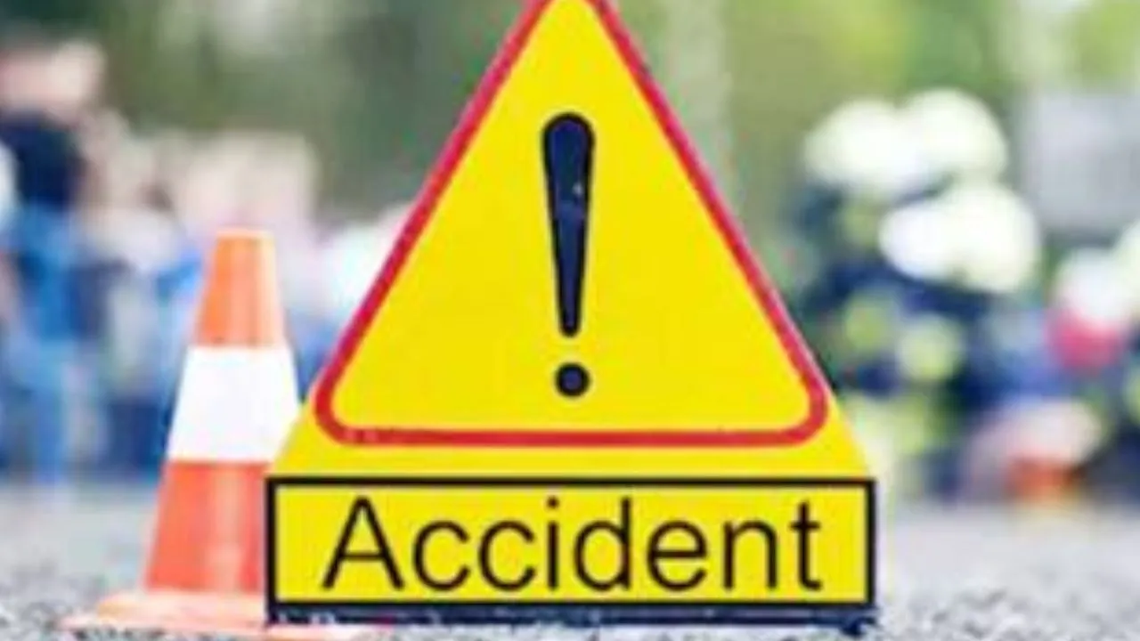 बुलंदशहर :  बेकाबू ट्रक ने खड़ी गाड़ियों में मारी टक्कर, घर का एक हिस्सा टुटा; ड्राइवर गिरफ्तार  