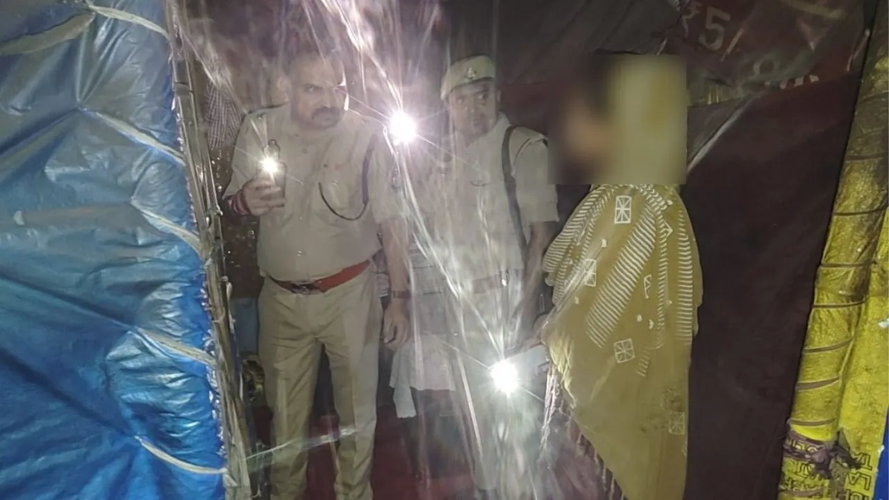 मेरठ में सुरक्षा व्यवस्था को लेकर बड़ा एक्शन,  झुग्गी-झोपड़ियों में रह रहे बाहरी लोगों का हुआ वेरिफिकेशन