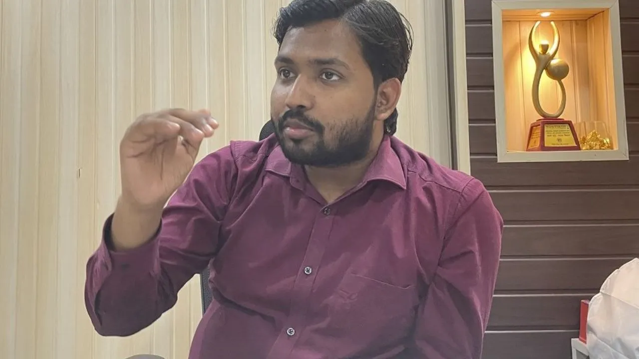 देवरिया में भी बढ़ेंगी खान सर की मुश्किलें,  पैतृक गांव भाटपार रानी में भूमि विवाद पर हंगामा, ग्रामीणों ने रास्ता रोकने का लगाया आरोप