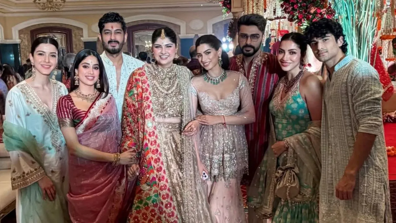 Kapoor-Thakkar Pre-wedding :  अंशुला कपूर और रोहन ठक्कर की शादी की रस्में शुरू, सुनहरे लहंगे में नजर आईं अर्जुन कपूर की बहन