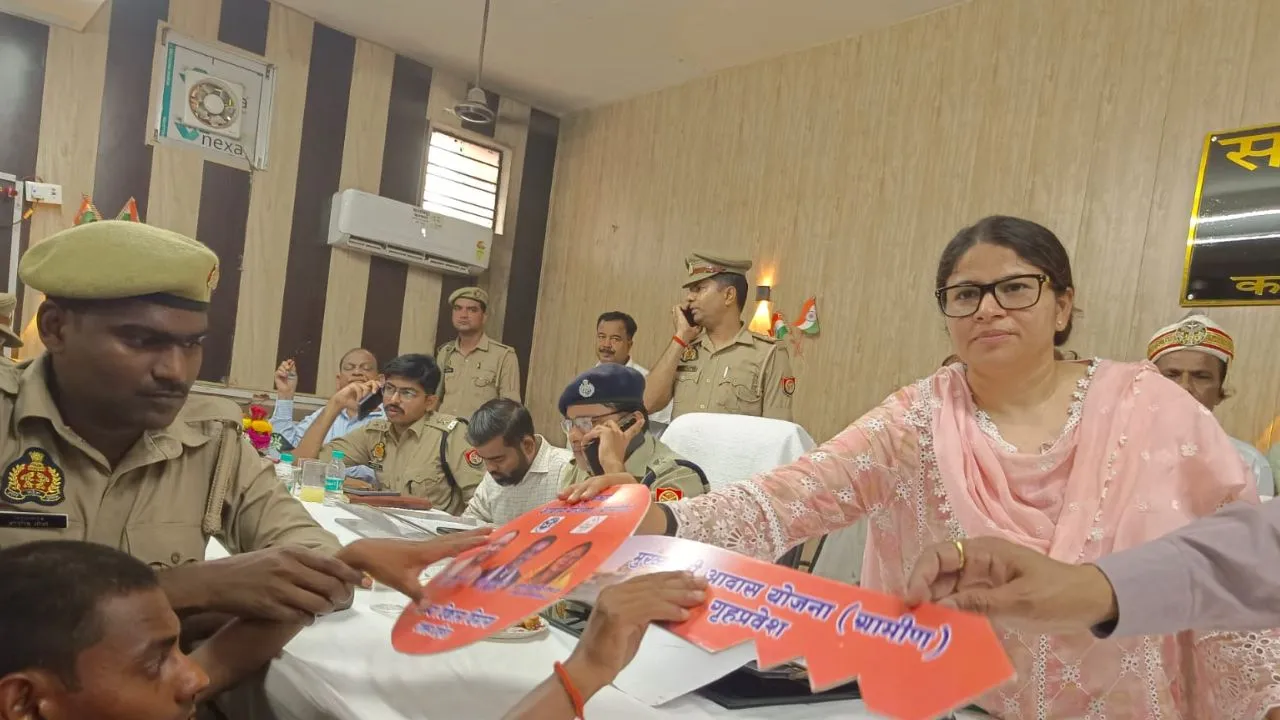  गोंडा डीएम प्रियंका निरंजन का सख्त अल्टीमेटम : सरकारी जमीन या चकमार्ग पर अवैध कब्जा मिला तो होगी जेल, चलेगा बुलडोजर
