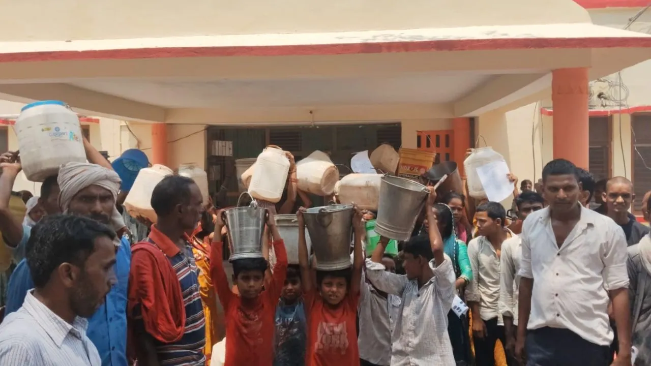 बूंद-बूंद पानी को तरसते पहाड़ी वासी,  चित्रकूट में खाली बाल्टी- डिब्बे के साथ ग्रामीणों ने किया धरना, लोग बोले, पानी दो-पानी