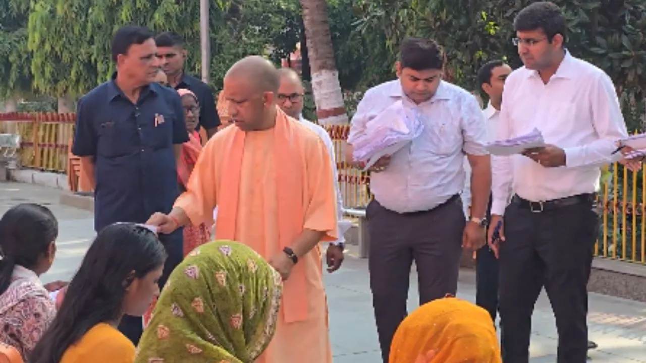 गोरखपुर में सीएम योगी का जनता दर्शन,  बोले-हर पीड़ित को मिलेगा इलाज, प्रत्येक पात्र नागरिक तक पहुंचेगा कल्याणकारी योजनाओं का लाभ 