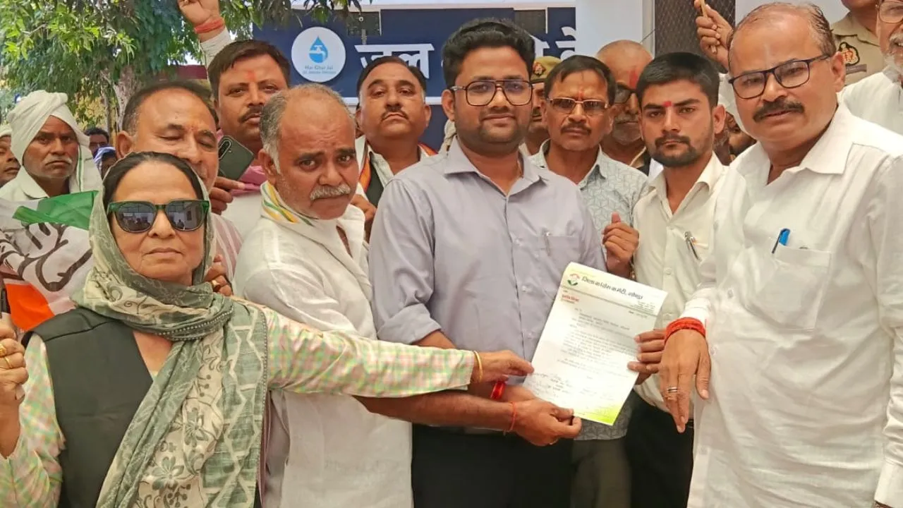  श्रीराम मंदिर चंदा चोरी :  गोंडा में मामले को लेकर कांग्रेस का प्रदर्शन, राज्यपाल को भेजा ज्ञापन, FIR की मांग