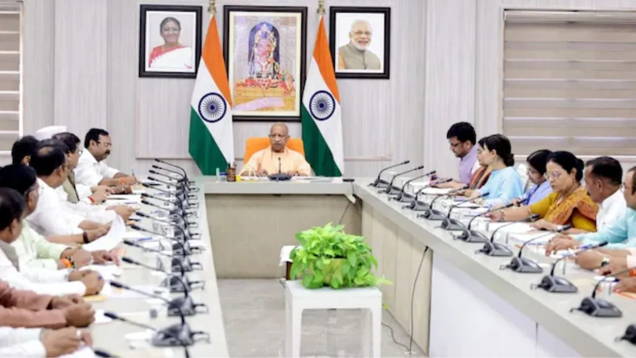 सीएम योगी की जनप्रतिनिधियों के साथ बड़ी बैठक,  लखनऊ समेत 6 जिलों को मिलेंगे 41 हजार करोड़