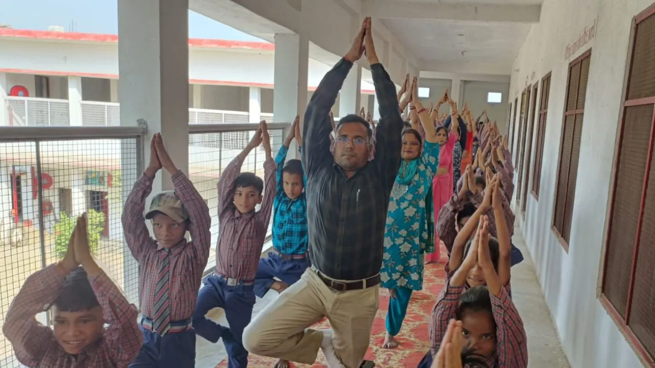 योगाभ्यास और पौधरोपण से दिया स्वास्थ्य व पर्यावरण संरक्षण का संदेश, बच्चों ने लिया पौधों की देखभाल का संकल्प