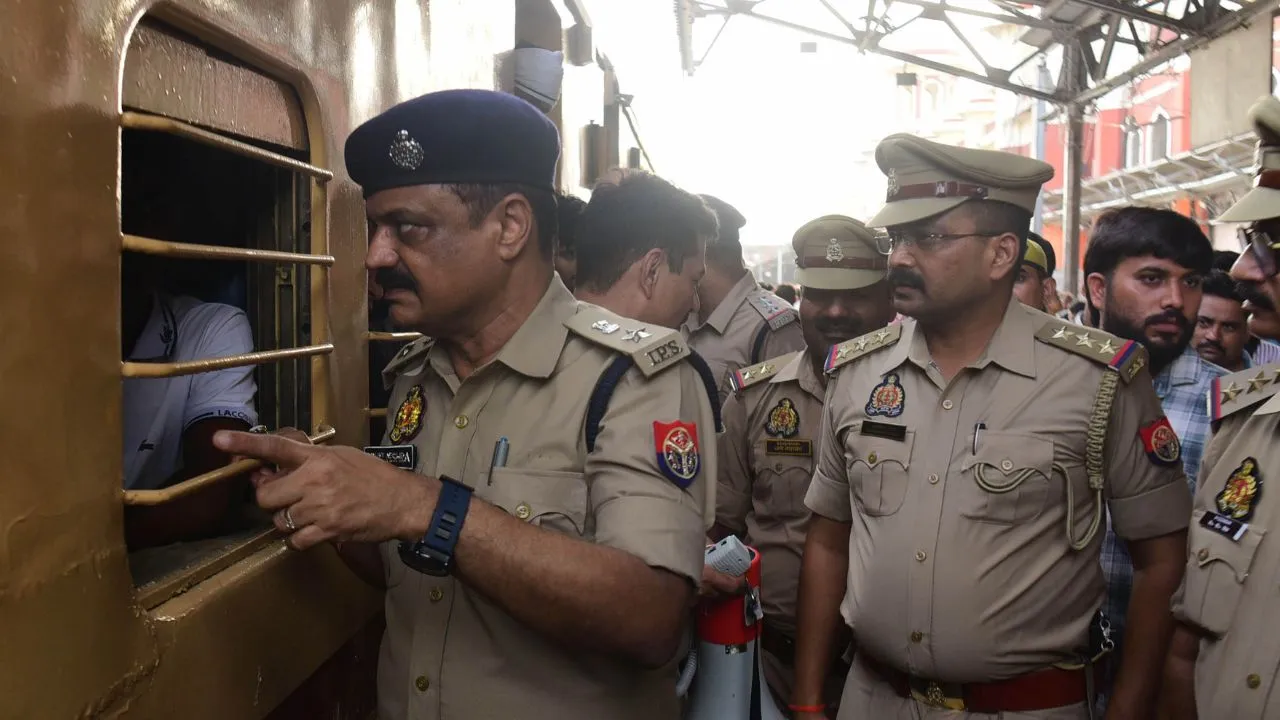घर लौटने की जंग,  पुलिस आरक्षी भर्ती परीक्षा के बाद स्टेशन-बस अड्डों पर अभ्यर्थियों की भीड़, देखें तस्वीर 