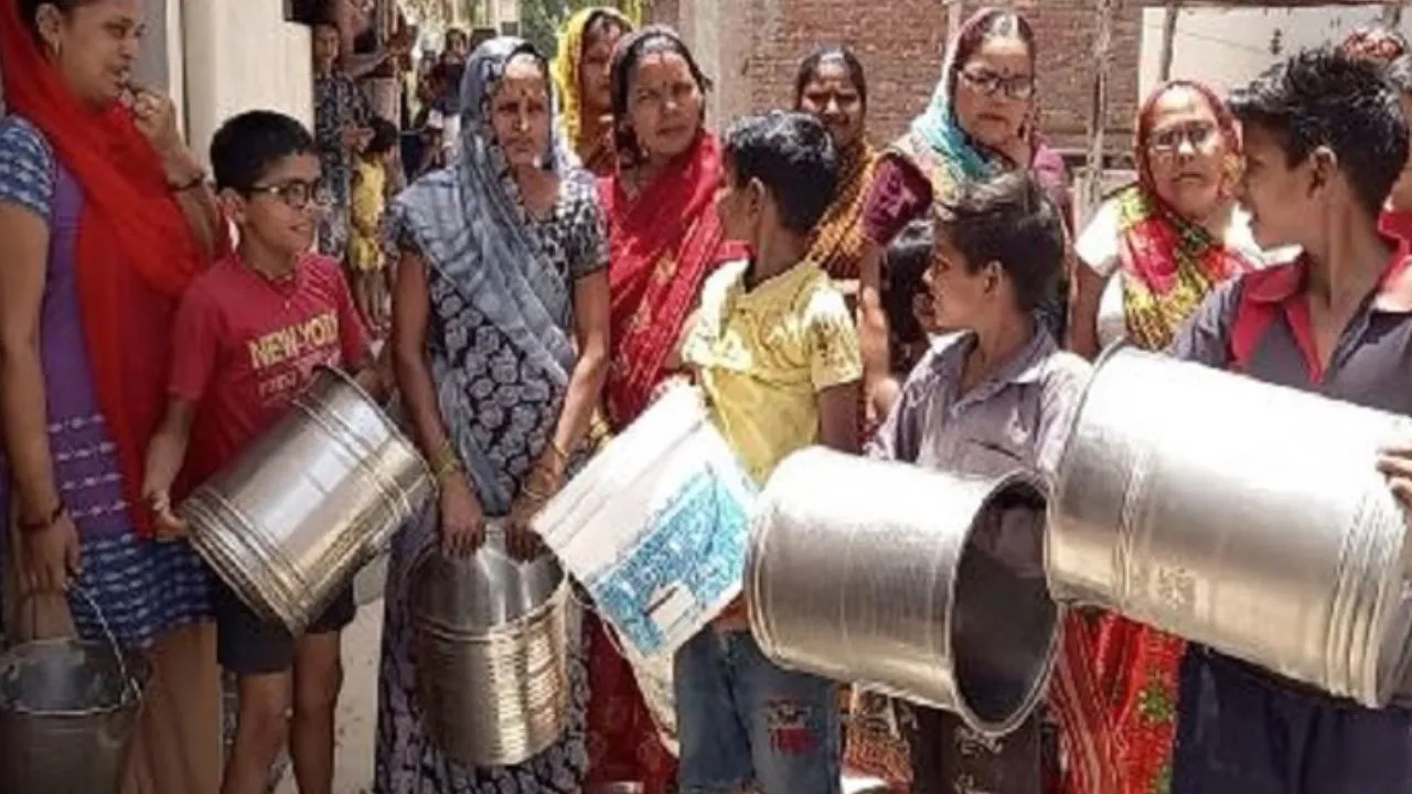 फिरोजाबाद में बाल्टियों के साथ महिलाओं-बच्चों का प्रदर्शन,  पानी के संकट को लेकर सड़कों पर आये लोग  