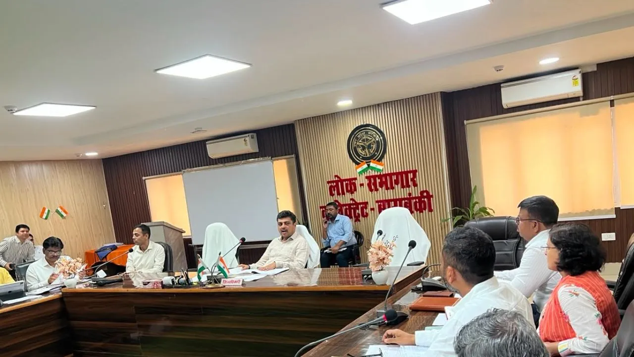  'अधूरे कार्य जल्द पूरे करें, गुणवत्ता से न हो समझौता', डीएम ईशान प्रताप सिंह ने की विकास योजनाओं की समीक्षा