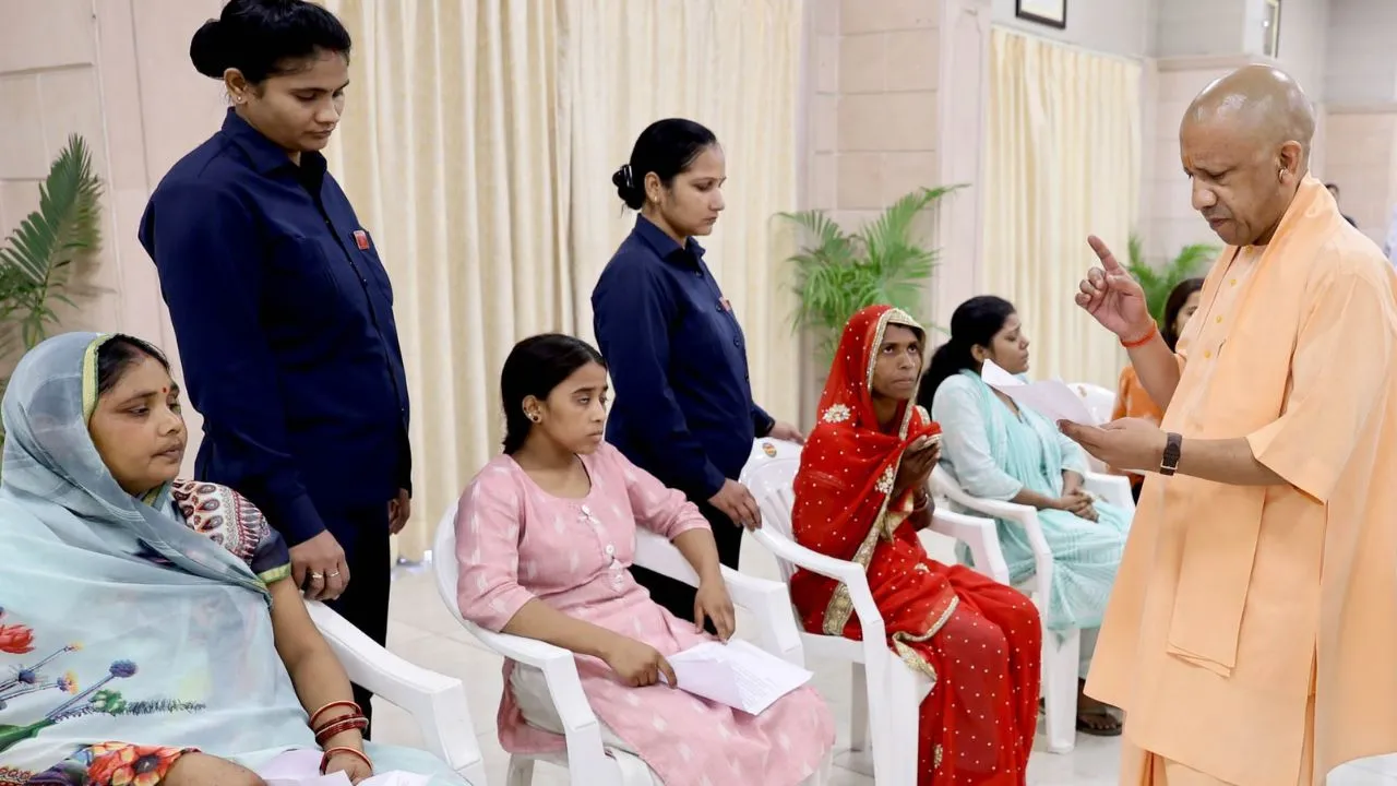 मार्कशीट देख मुख्यमंत्री ने बढ़ाया हौसला,  जनता दर्शन में आई छात्रा को योगी ने किया आश्वस्त, 
