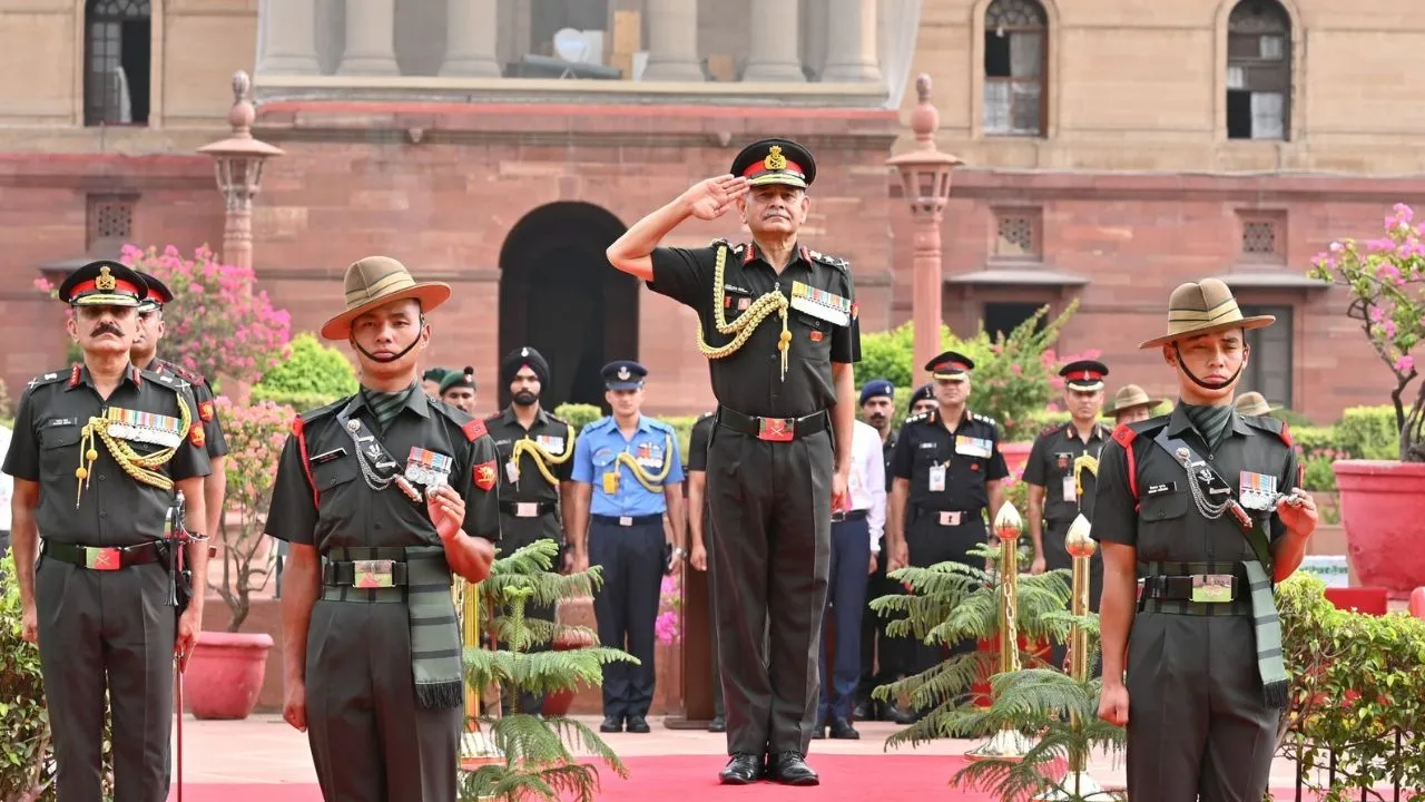 40 साल की शानदार सेवा... विदाई के वक्त भावुक हुए जनरल उपेंद्र द्विवेदी, लेफ्टिनेंट जनरल धीरज सेठ ने संभाली कमान