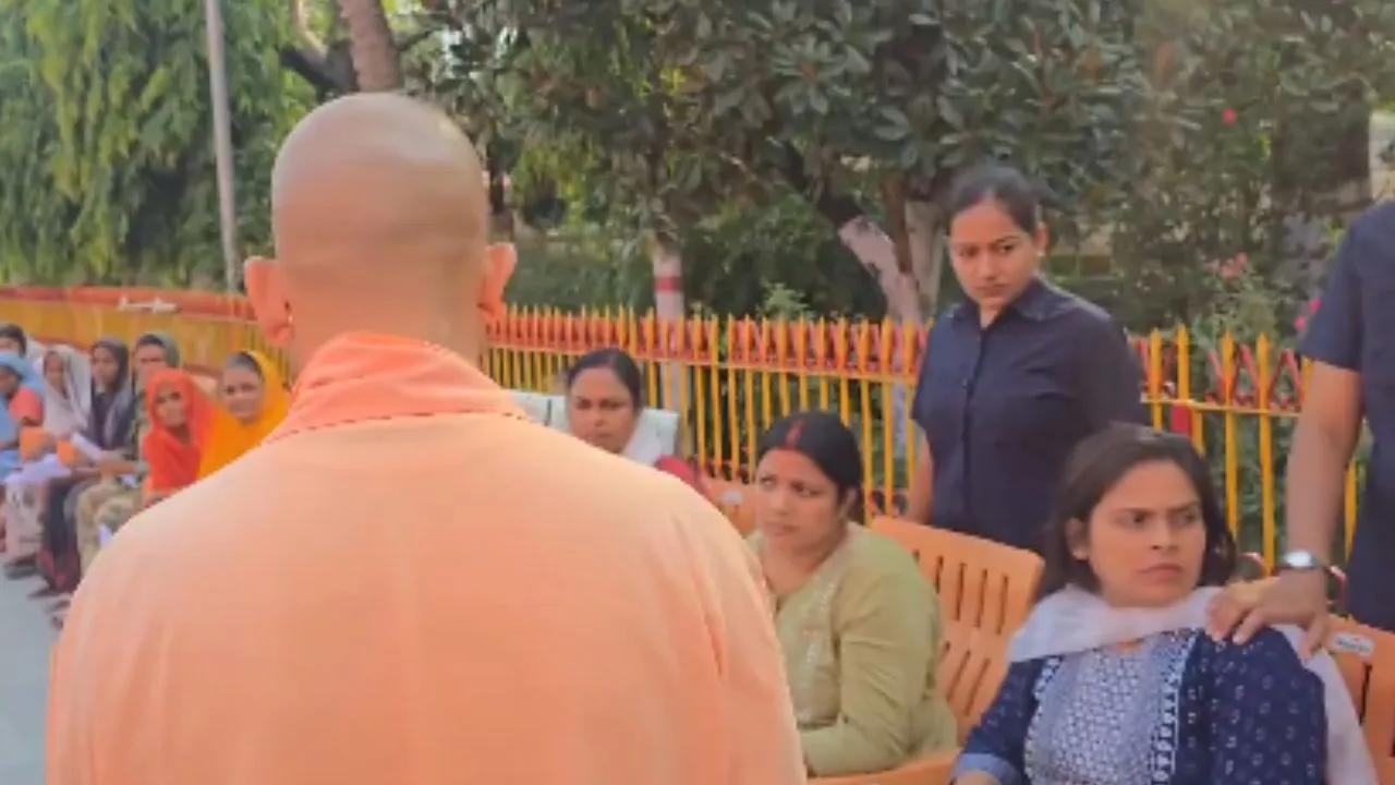गोरखपुर जनता दर्शन में सीएम योगी ने सुना जनता का दर्द, अधिकारियों को दिए निर्देश
