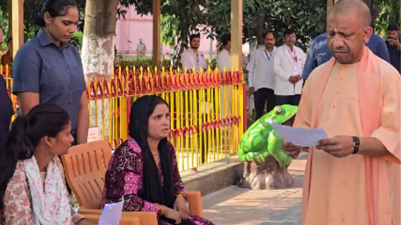  गोरखपुर में सीएम का जनता दर्शन, लोगों की समस्याएं सुन बोले योगी -सरकार है साथ, हर व्यक्ति को मिलेगा निष्पक्ष समाधान