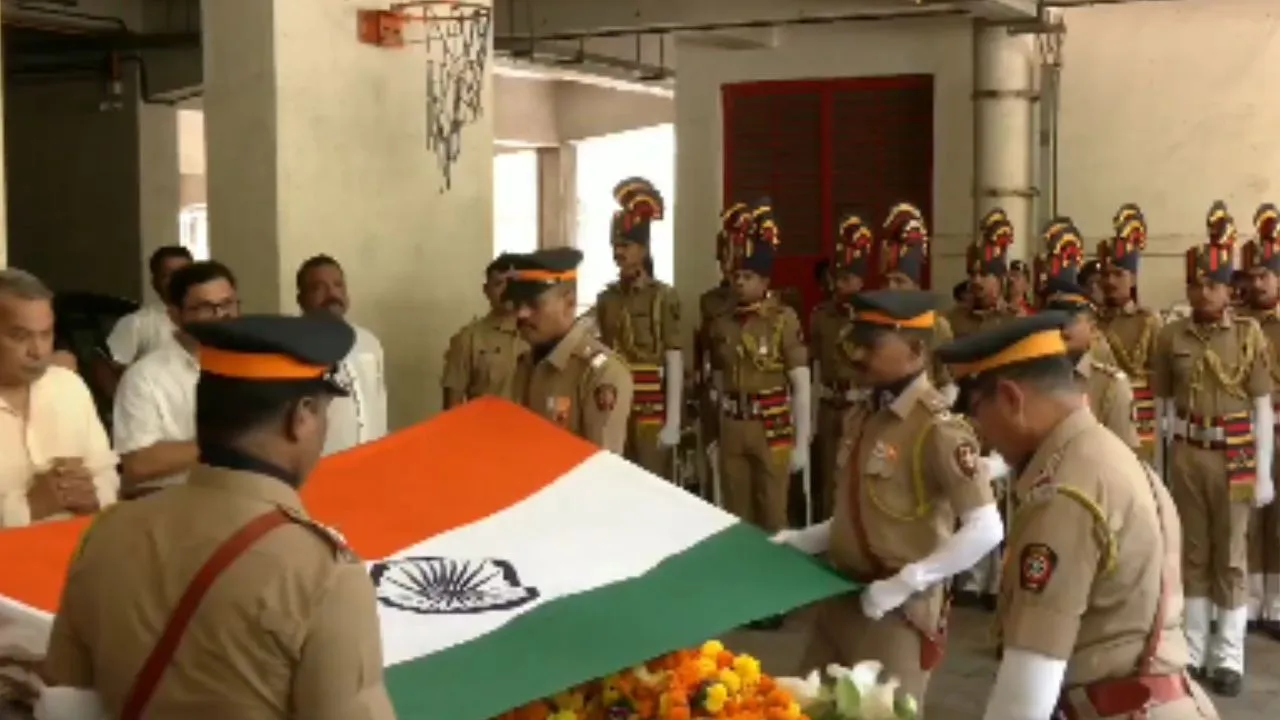  Suman Kalyanpur:   राजकीय सम्मान के साथ हुआ पार्श्व गायिका सुमन कल्याणपुर का अंतिम संस्कार, अंतिम विदाई देने पहुंचे कई दिग्गज