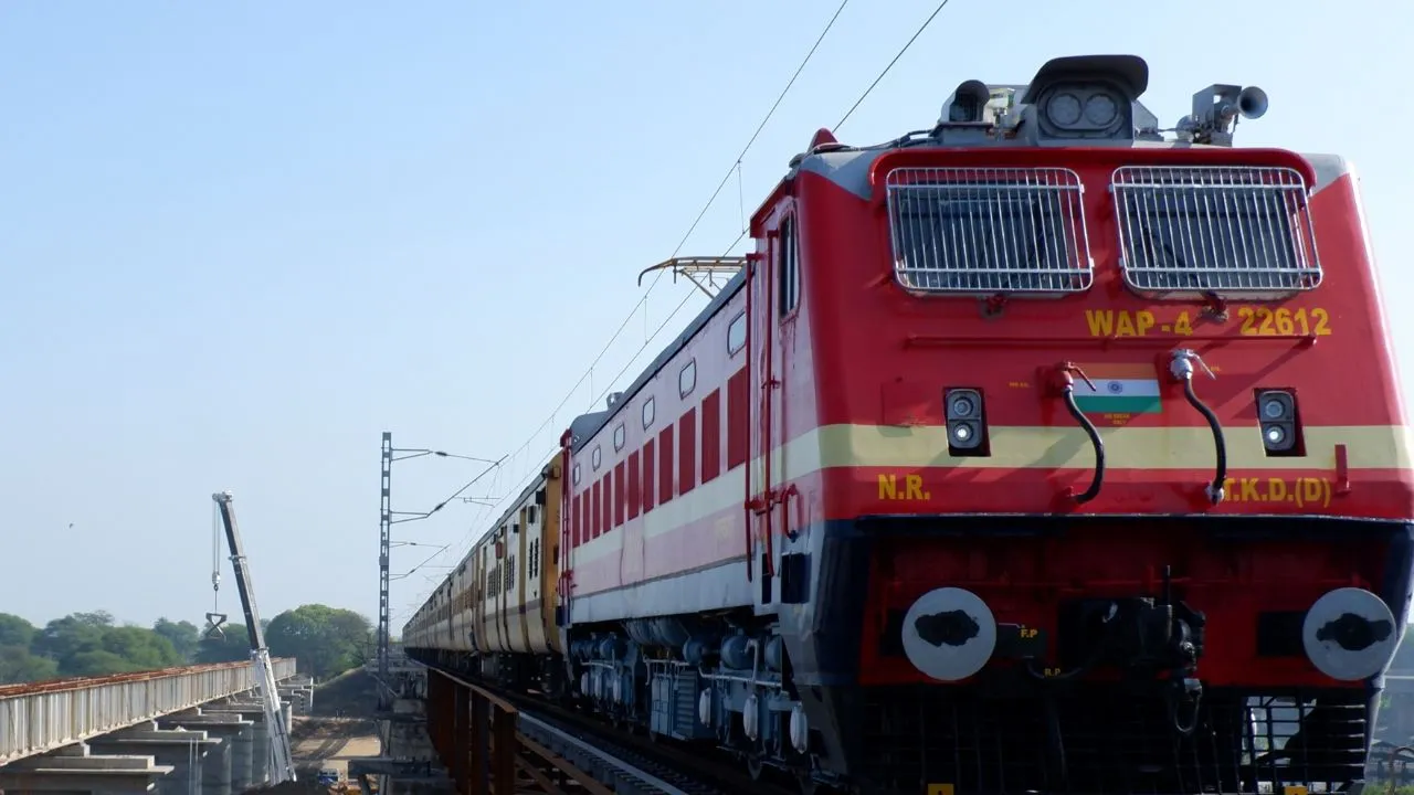 लखनऊ स्टेशन पर आज से इन 10 बड़ी ट्रेनों का रूट बदला,  कॉनकोर्स निर्माण के चलते नहीं होगा ठहराव
