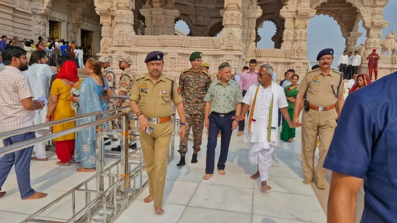 रामलला के समक्ष नतमस्तक हुए थल सेनाध्यक्ष जनरल उपेंद्र द्विवेदी,  एसएसपी को चीफ ऑफ आर्मी स्टाफ कमेंडेशन बैज लगाया