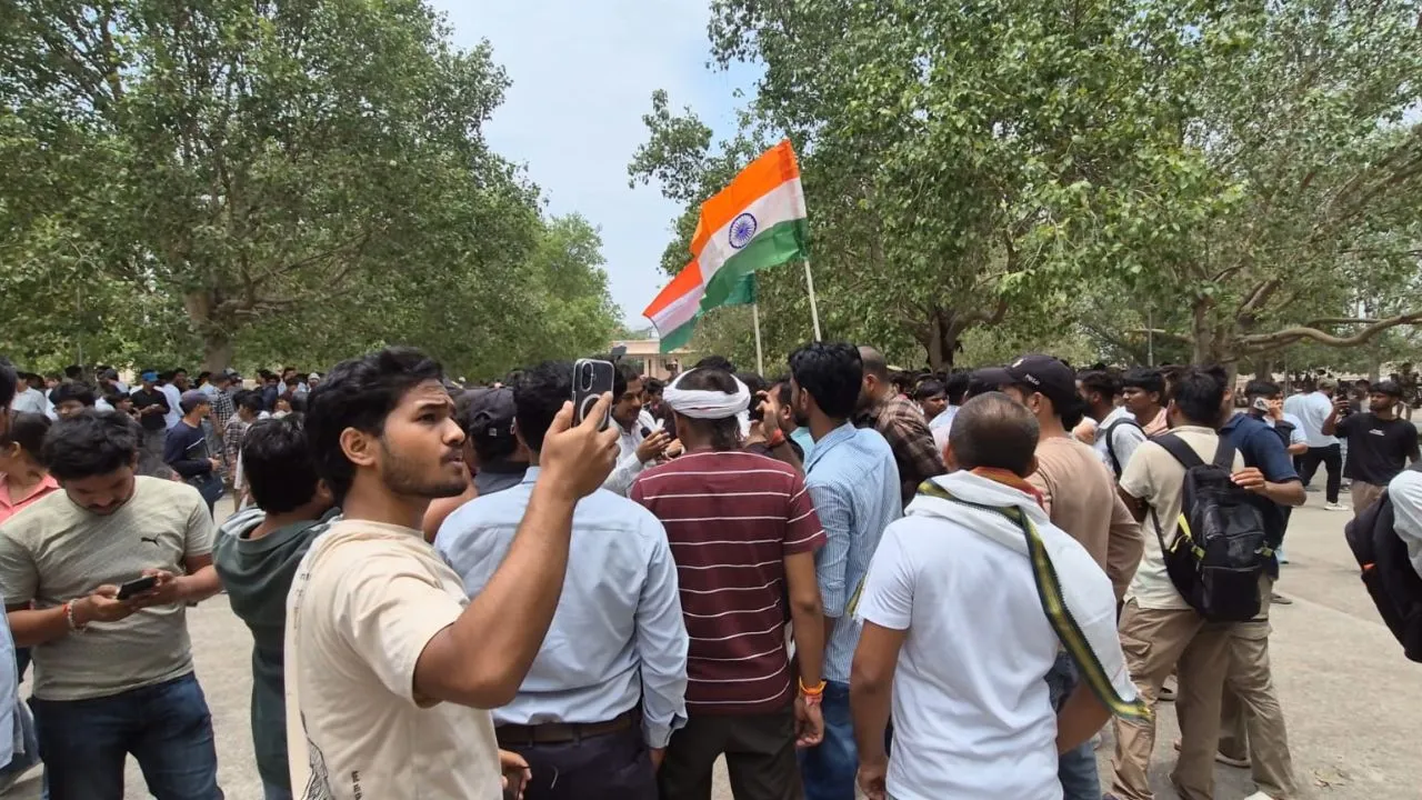 पेपर लीक के खिलाफ लखनऊ में छात्रों का प्रदर्शन, समर्थन देने पहुंचे अभिजीत दीपके बीच में ही लौटे