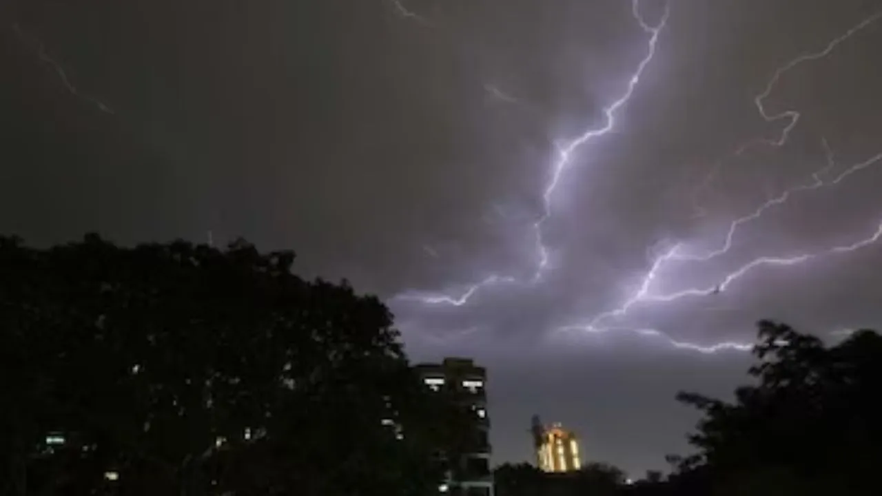  इटावा में आंधी-तूफान से दर्दनाक हादसा : आंगनबाड़ी कार्यकर्ती सहित दो की मौत, परिवार में कोहराम
