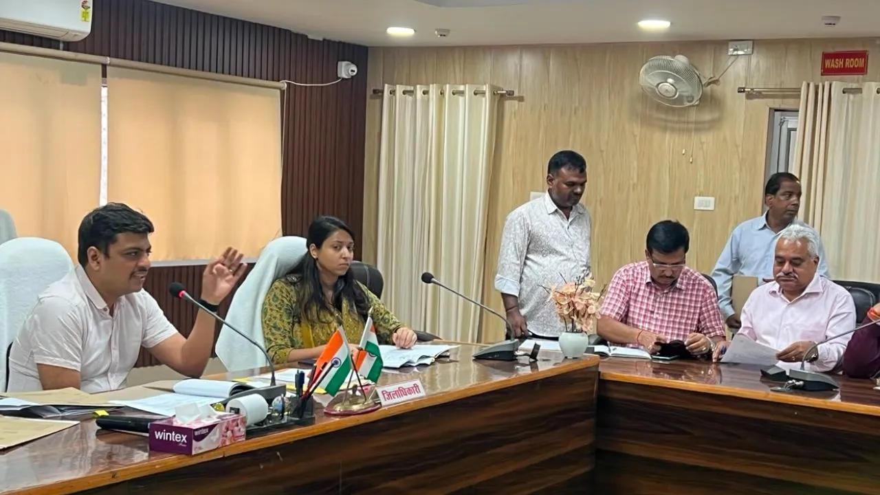  'निवेश मित्र' के मामलों में लापरवाही बर्दाश्त नहीं, बाराबंकी डीएम का अधिकारियों को सख्त अल्टीमेटम