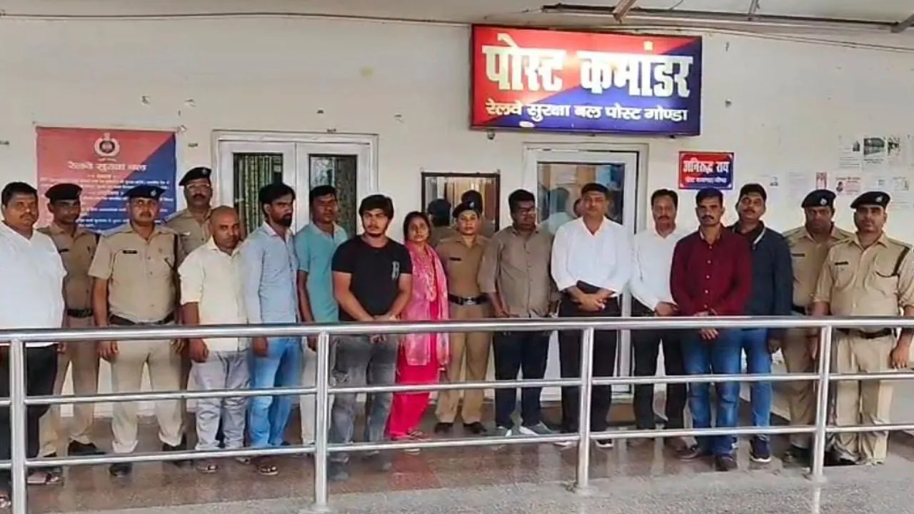 गोंडा :  फर्जी ई-टिकट रैकेट का भंडाफोड़, आधार कार्ड बदलकर यात्रा कर रहे 6 यात्री गिरफ्तार
