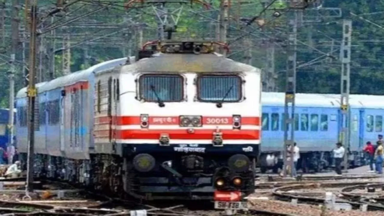 चारबाग स्टेशन पर कई ट्रेनें पुराने रूट पर बहाल,  कानपुर-लखनऊ-बाराबंकी मार्ग पर फिर दौड़ेंगी ये ट्रेनें