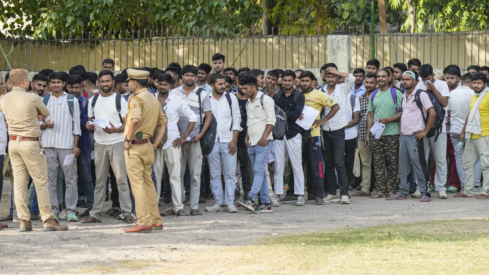 UP Police Constable Exam : यूपी पुलिस सिपाही भर्ती परीक्षा का दूसरा दिन, परीक्षा केंद्रों पर अभ्यर्थियों की गहन जांच 