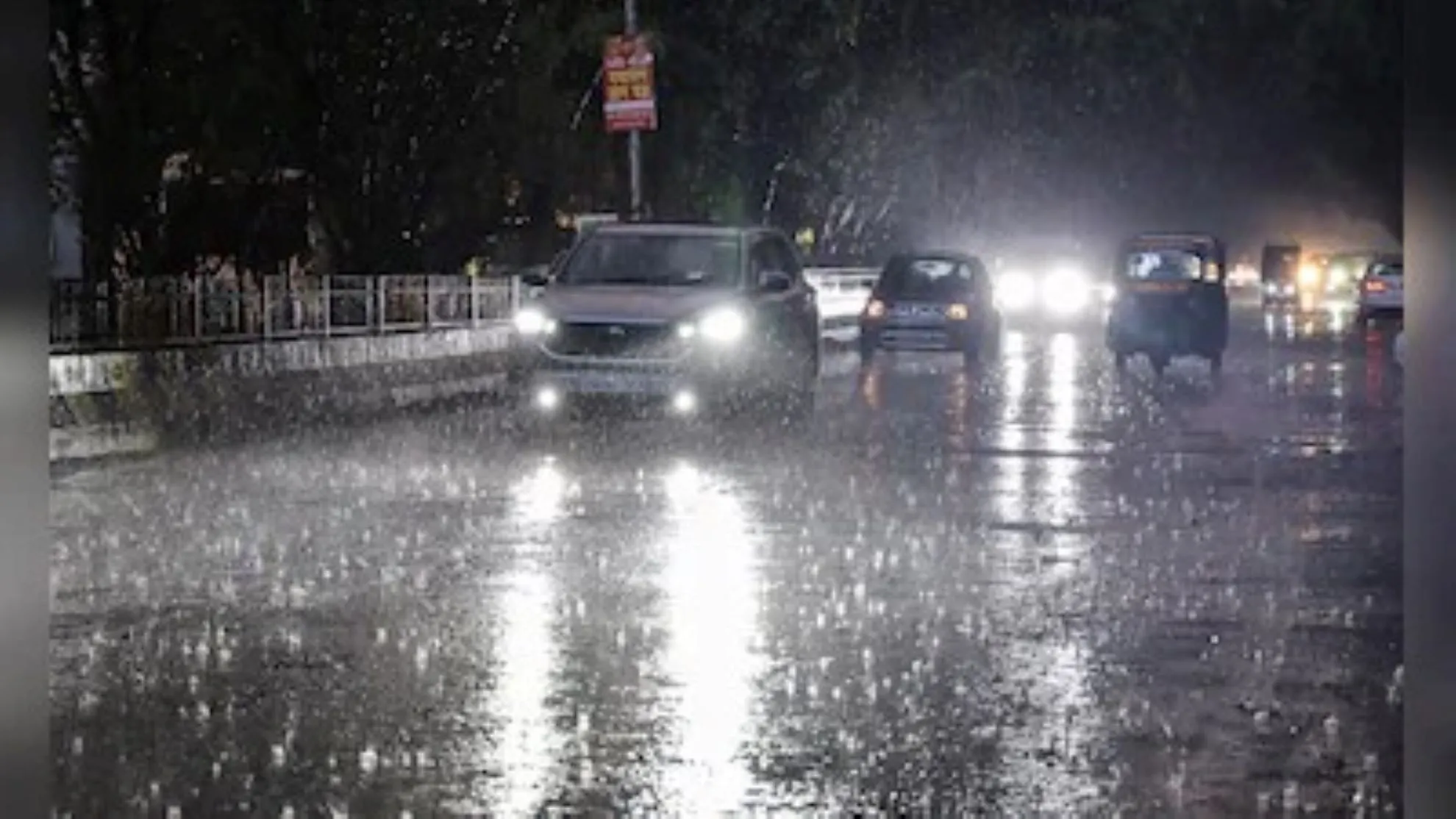 UP Weather News : सुहाना हुआ यूपी का मौसम, 65 जिलों में बारिश का अलर्ट, आपके शहर-जिले का क्या हाल!  