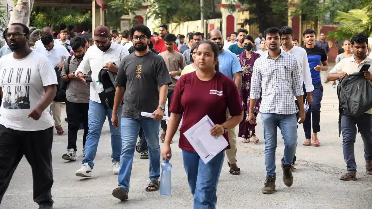 UP Police Constable Exam 2026 : परीक्षा के पहले दिन 16 लाख प्रवेश पत्र डाउनलोड, सघन तलाशी के बाद अभ्यर्थियों को परीक्षा केंद्रों पर एंट्री 