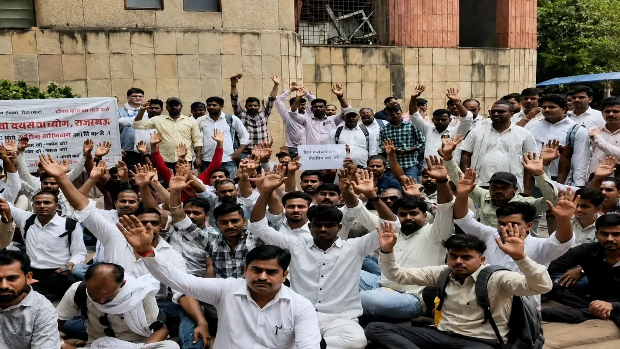UPSSSC मुख्यालय पर होम्योपैथिक फार्मासिस्ट अभ्यर्थियों का प्रदर्शन (1)